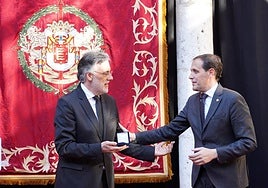 Diego Fernández Magdaleno recibe el galardón de manos de Conrado Íscar.
