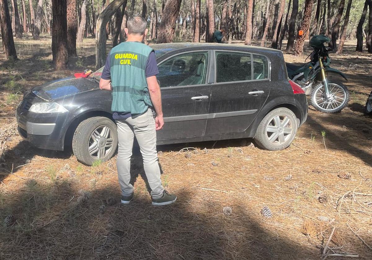 La Guardia Civil encuentra en un pinar de Sanchonuño el coche robado en San Rafael.