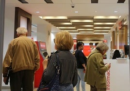 Clientes en una entidad bancaria de la capital segoviana.