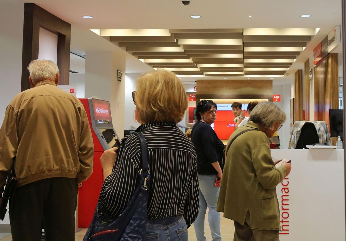 Clientes en una entidad bancaria de la capital segoviana.