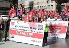 Los trabajadores de Intrum Valladolid durante la manifestación de protesta por el ERE del pasado lunes.