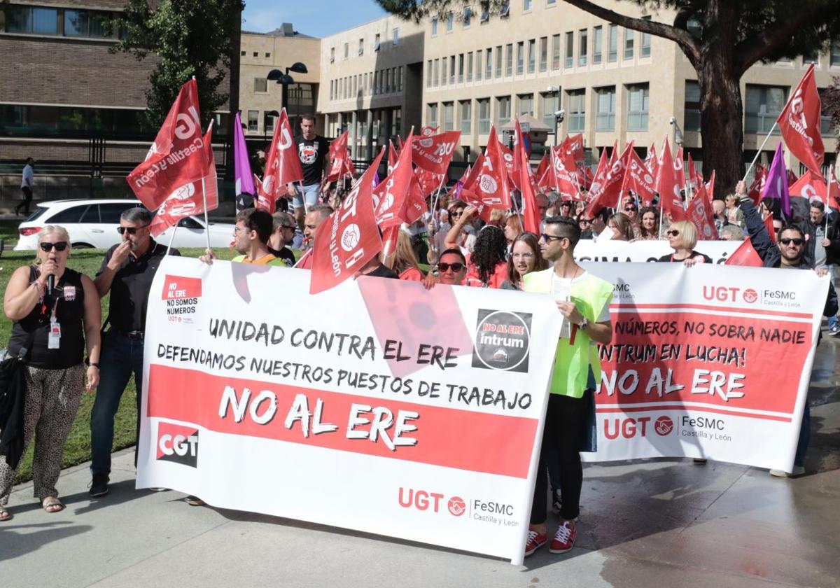 Los trabajadores de Intrum Valladolid durante la manifestación de protesta por el ERE del pasado lunes.