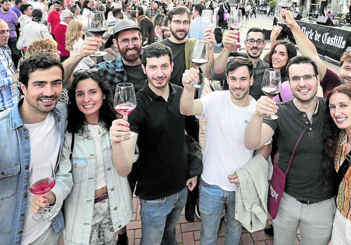 Compañía y buen vino, la conexión perfecta de Palencia Plaza Mayor del Vino, el próximo sábado 29 de junio.