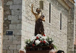 San Juan Bautista, en procesión por las calles de Sardón de Duero.