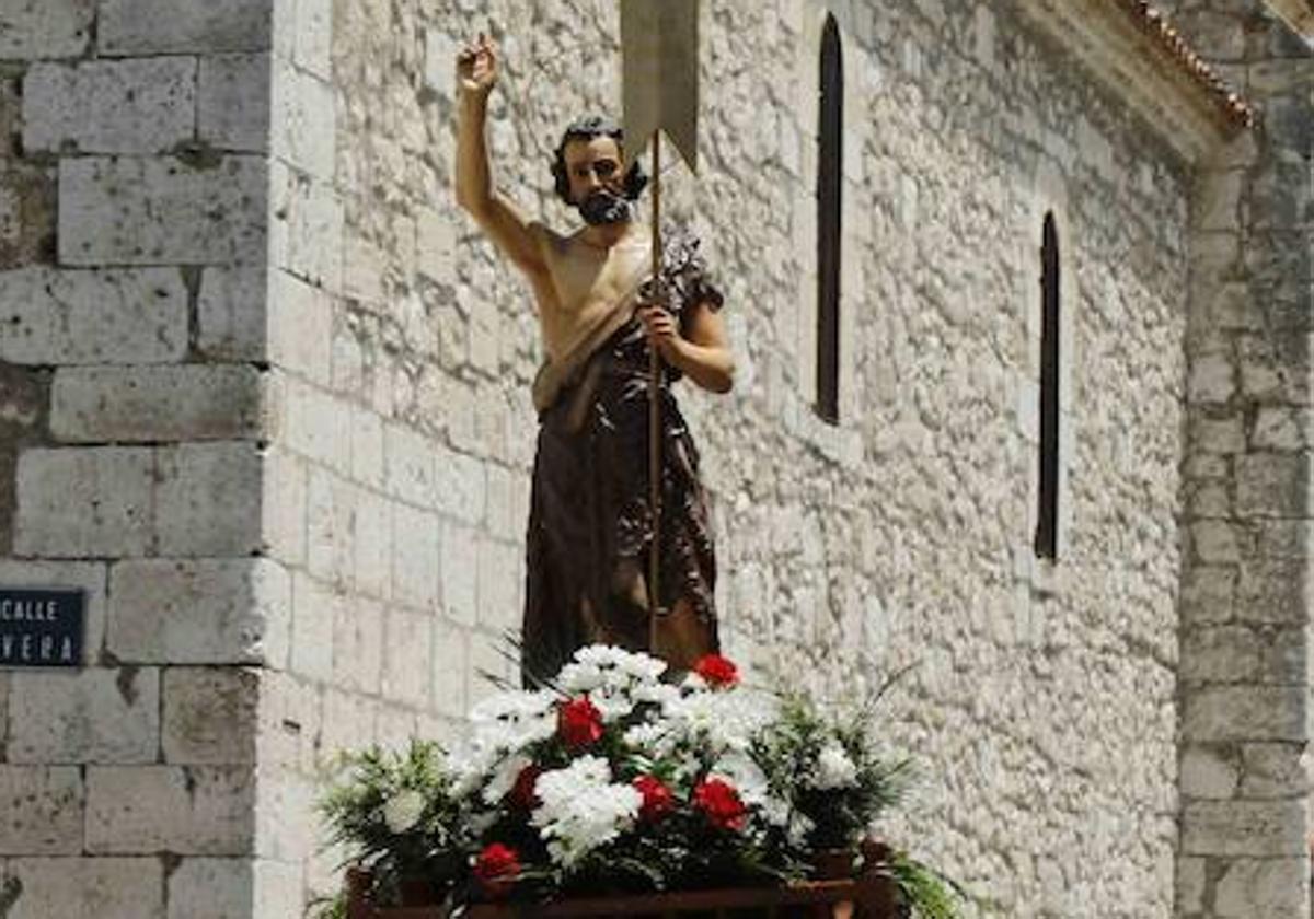 San Juan Bautista, en procesión por las calles de Sardón de Duero.