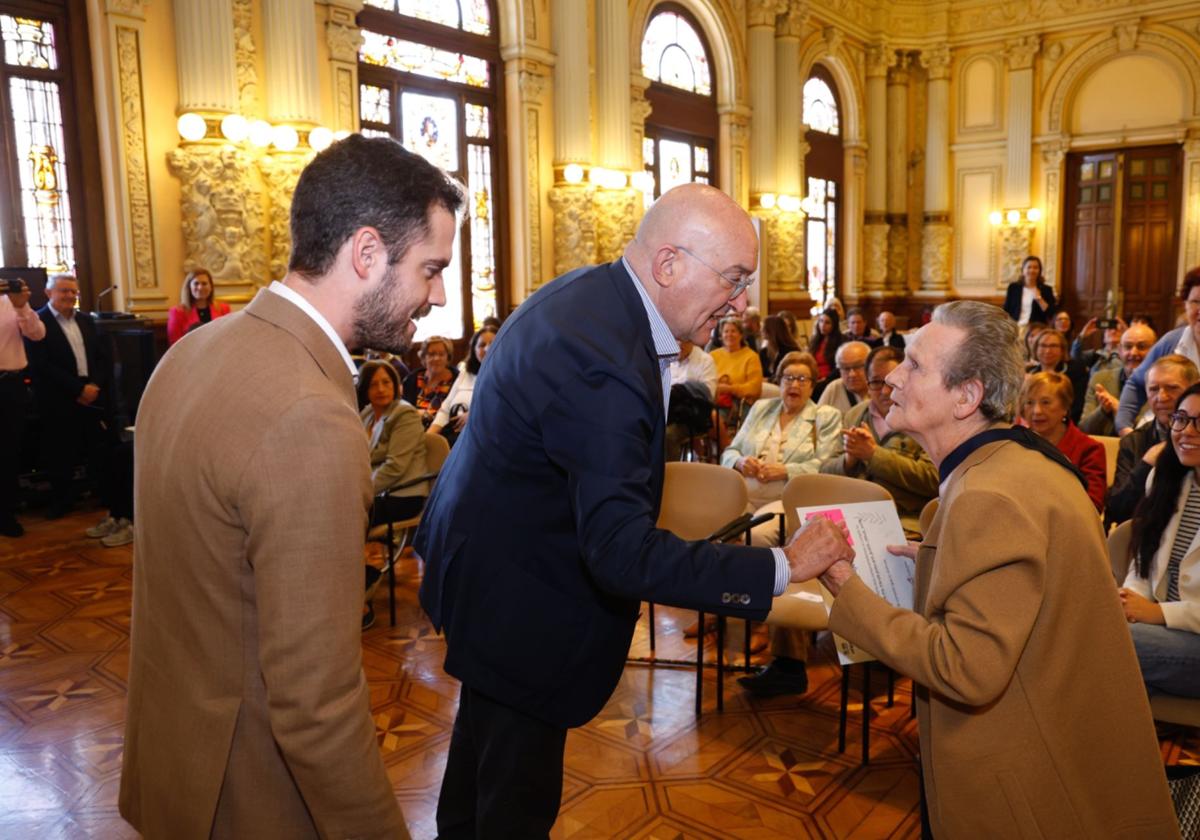 El alcalde, Jesús Julio Carnero, saluda este viernes a una usuaria.