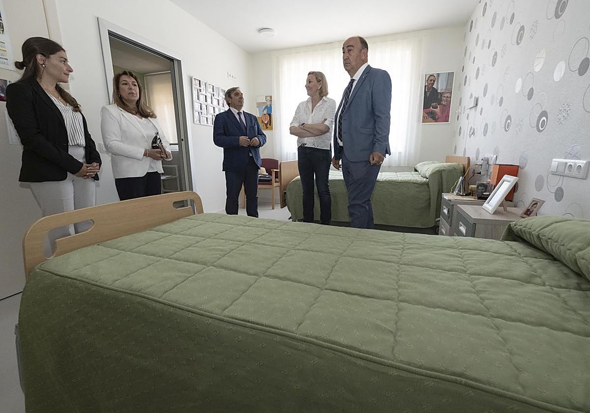 Visita a la nueva unidad de convivencia del centro 'Los Linares'.