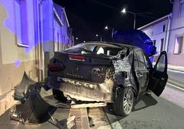 El turismo siniestrado de madrugada en Íscar.
