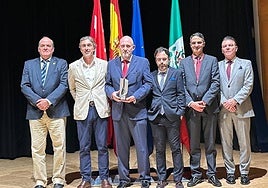 Representantes municipales recogen la 'escoba de platino'.