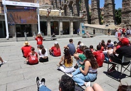 Multitud de personas siguen el partido del Segosala en la pantalla instalada en la plaza del Azoguejo, a los pies del Acueducto.