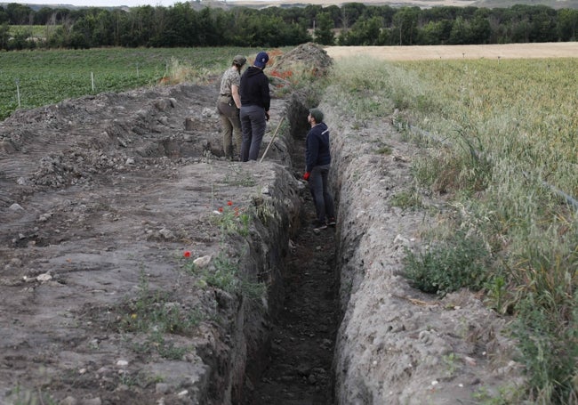 Los arqueólogos encargados de peritar los daños trabajando en la trinchera motivo del proceso judicial abierto.