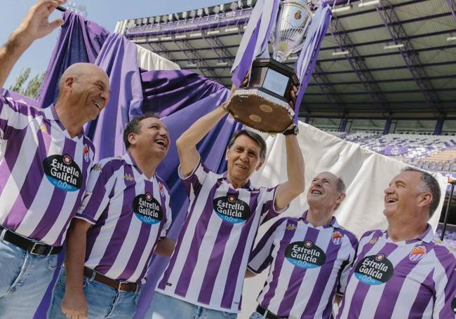 Fernando Redondo, Eusebio, Pepe Moré, Minguela y Gail posan con el trofeo cuarenta años después.