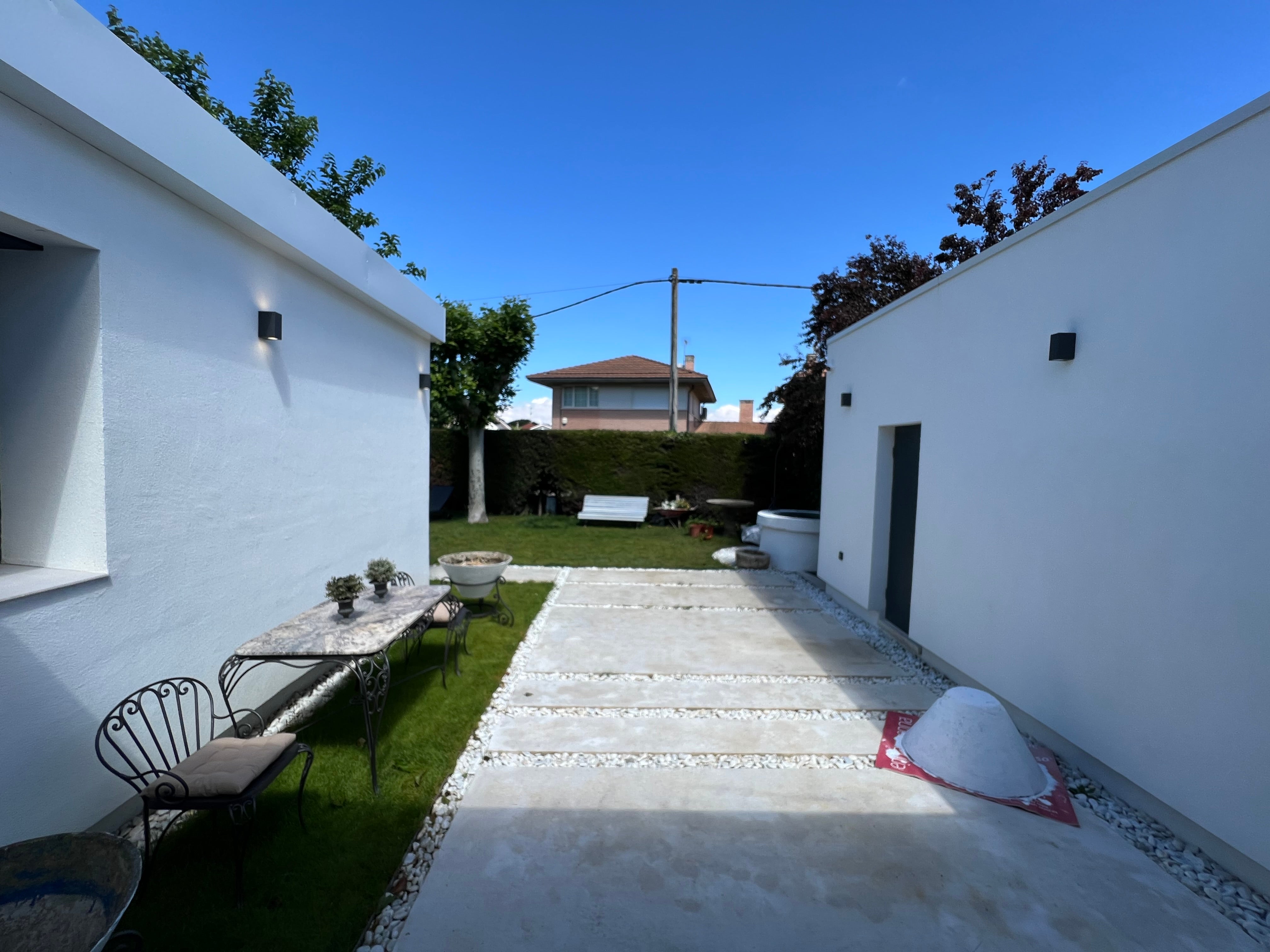 Un adosado de 1962 con piscina y estética vanguardista