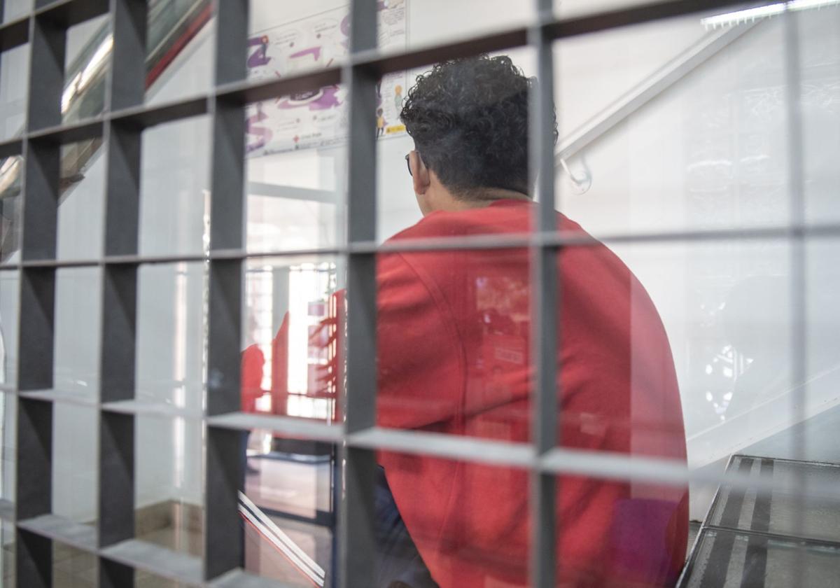 El joven Edwin, de espaldas, en la sede de Cruz Roja en Segovia.