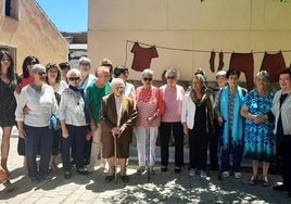 Algunas de las participantes en el homenaje, junto a la escultura.