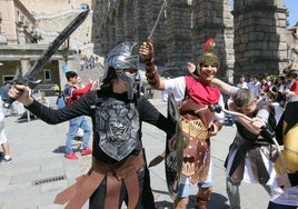 Jóvenes vestidos de romanos, en el Acueducto.