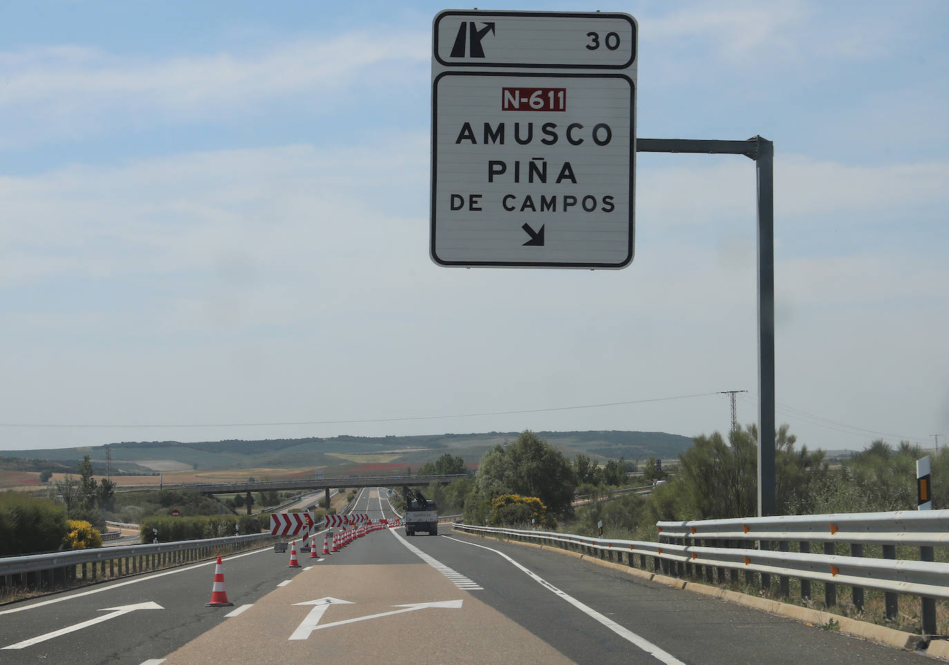 El tren de la alta velocidad invade la autovía a Cantabria