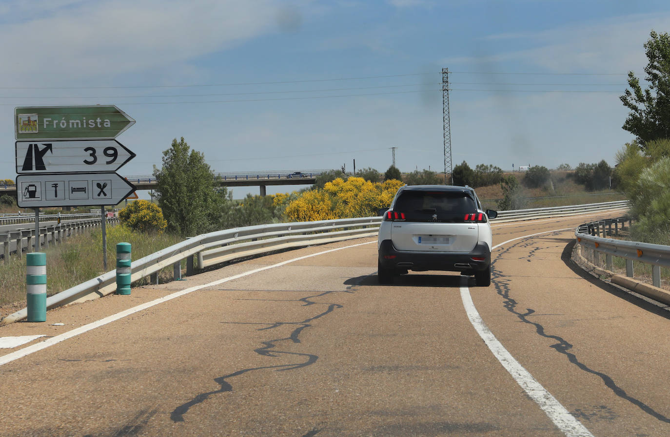 El tren de la alta velocidad invade la autovía a Cantabria