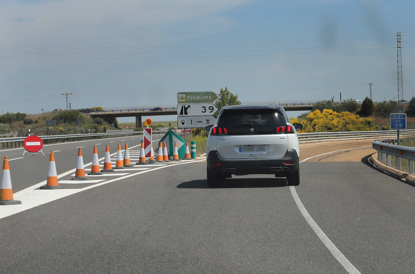 El tren de la alta velocidad invade la autovía a Cantabria