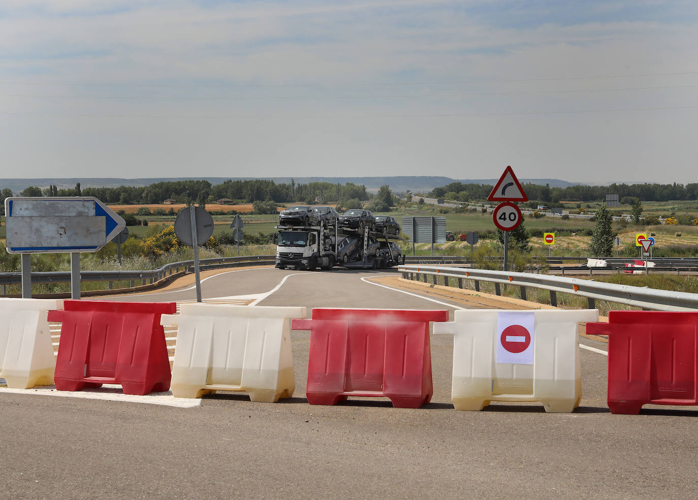 El tren de la alta velocidad invade la autovía a Cantabria