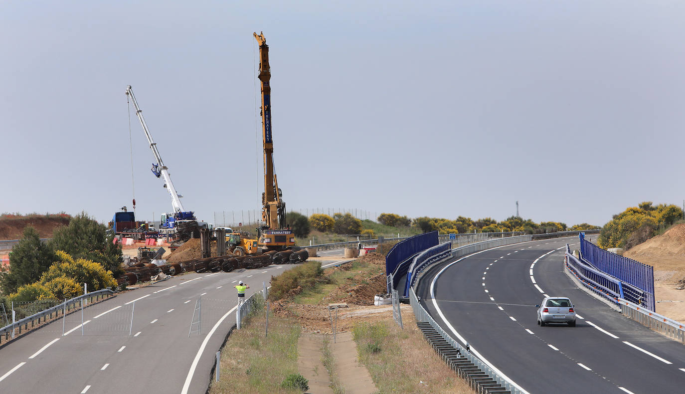 El tren de la alta velocidad invade la autovía a Cantabria