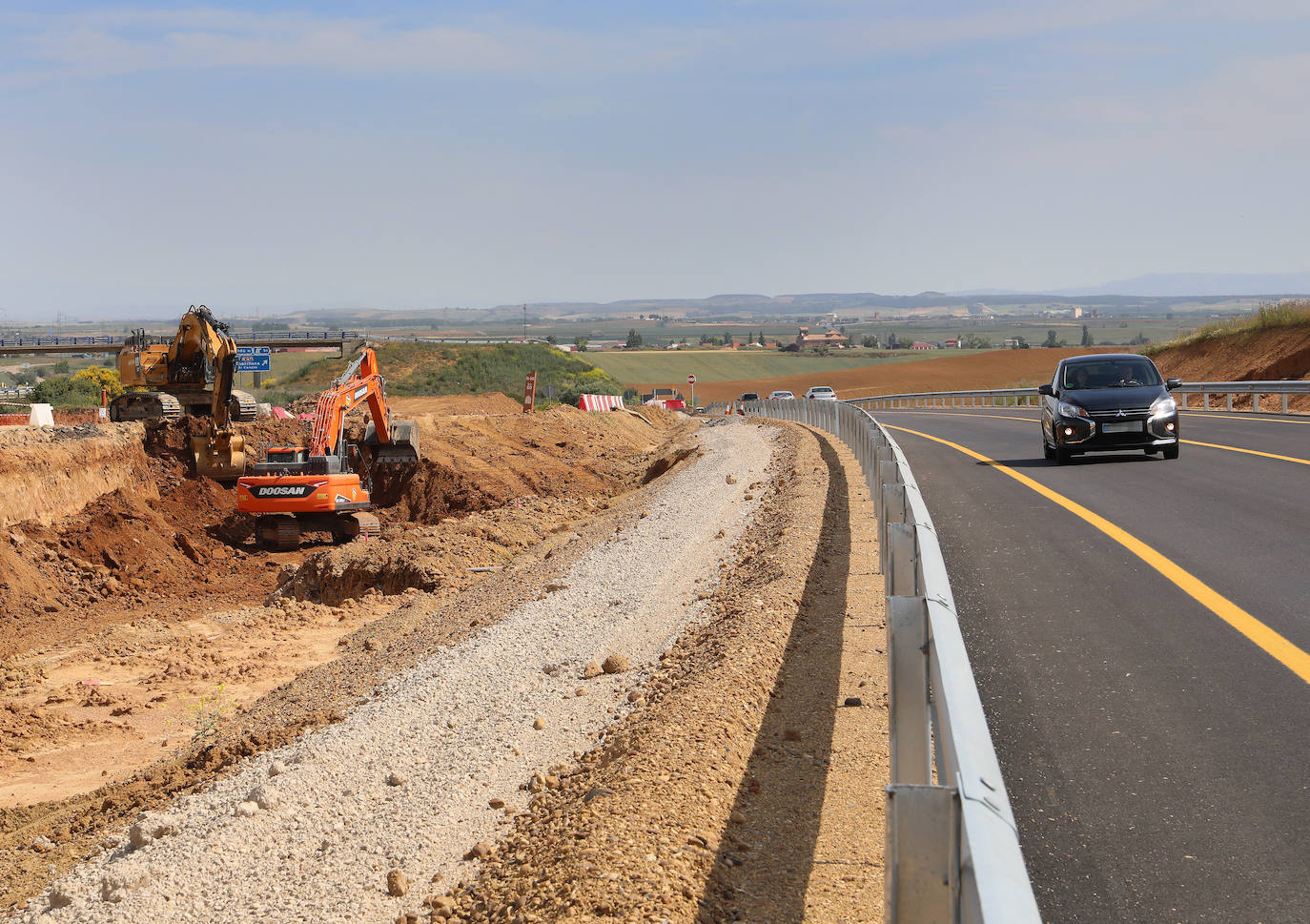 El tren de la alta velocidad invade la autovía a Cantabria