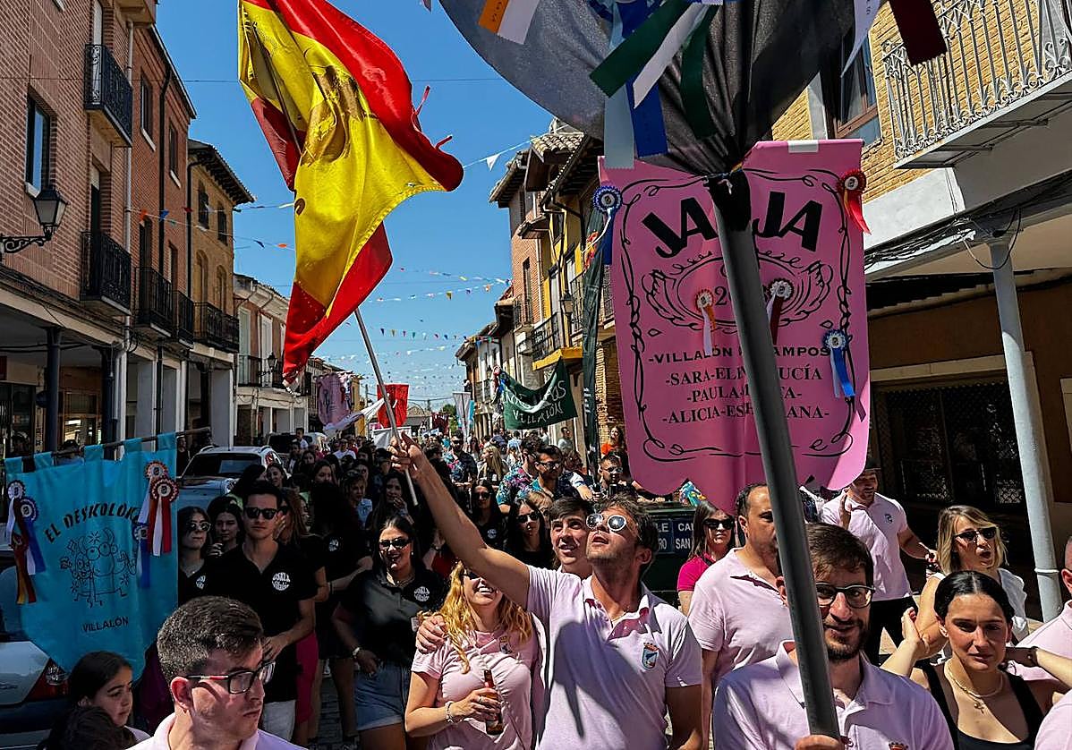 Desfile de peñas en Villalón.