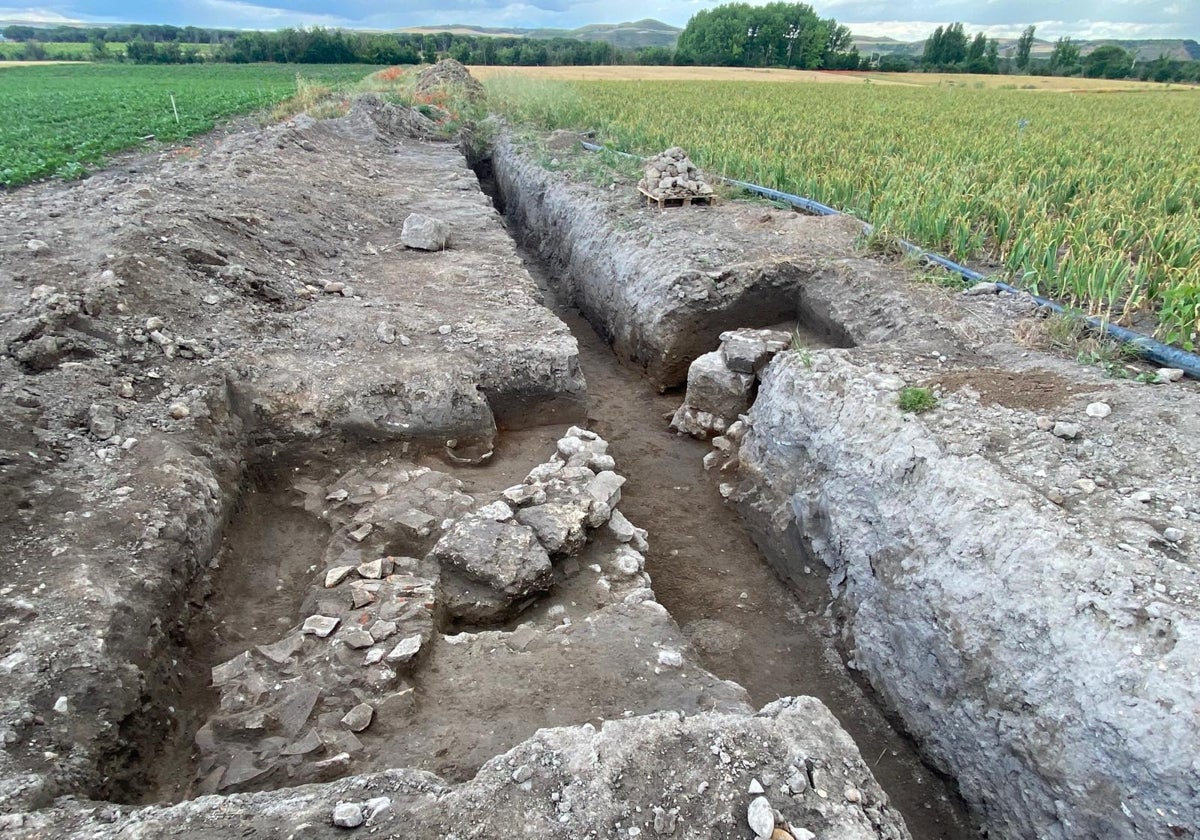 Una de las catas del peritaje deja al descubierto el daño hecho por la zanja en el muro de un edificio de época vaccea-romana