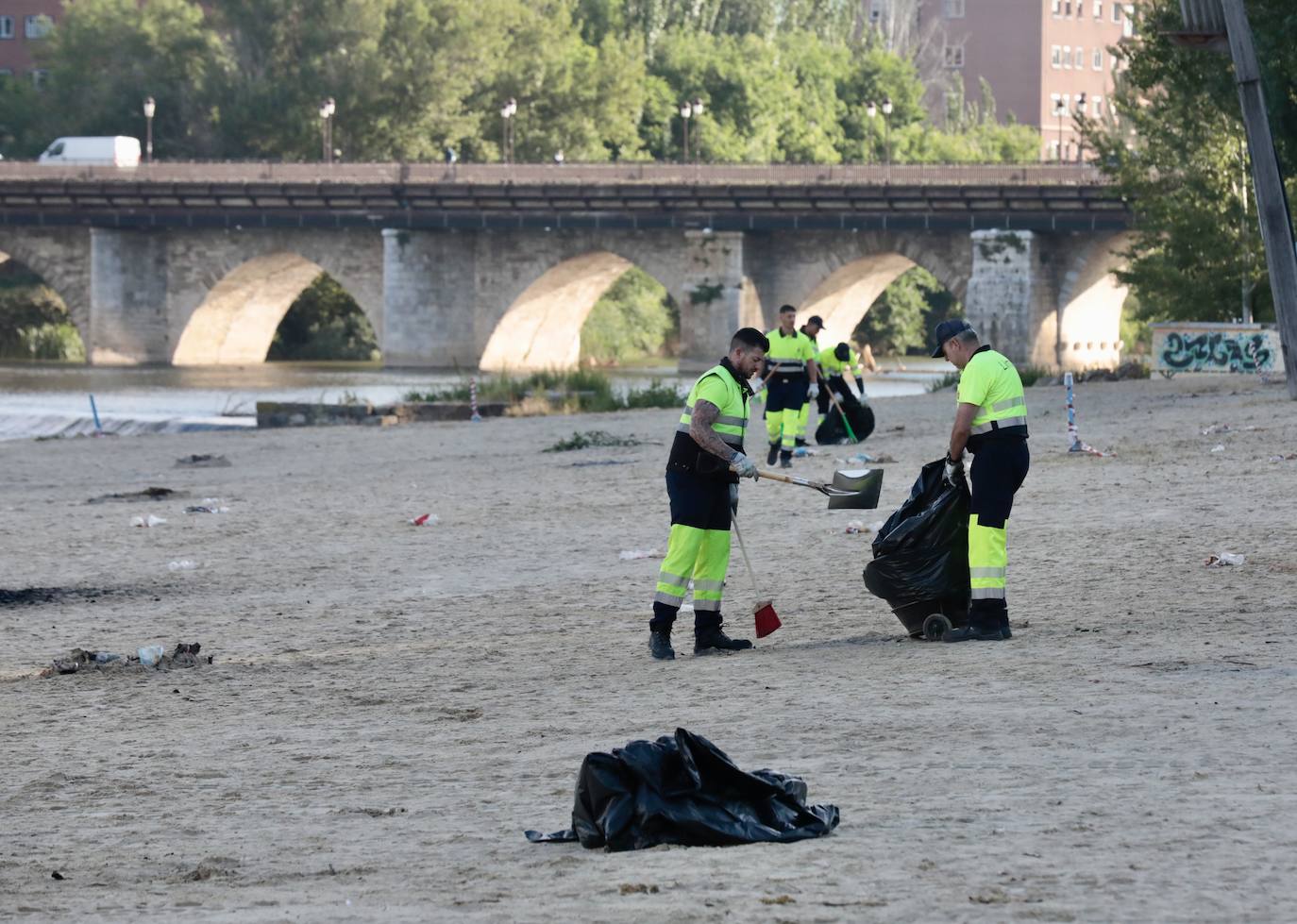 Las imágenes de la playa de Las Moreras tras la noche de San Juan