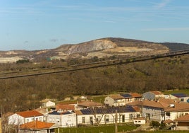 Panorámica de Valdelacasa, en la que se pueden ver las placas solares en los tejados de diferentes construcciones.