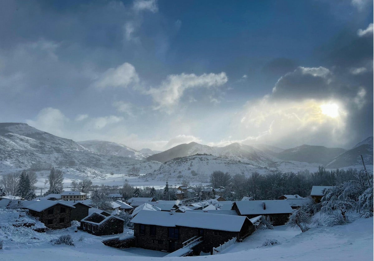 Vista general de Valdelugueros en una mañana nevada.