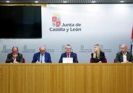 El consejero de Agricultura en el centro, durante la presentación del Premio Leader.