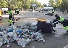 Los operarios limpian el entorno de la pistas deportivas de Las Moreras a las ocho de la mañana.