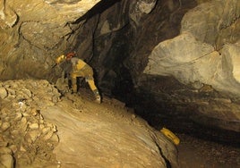 Un espeleólogo, dentro de la cueva de Soba.