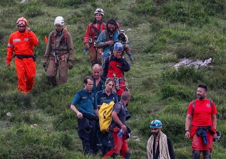 Los dos espeleólogos de Castilla y León con el equipo de rescate una vez fuera de la cueva.