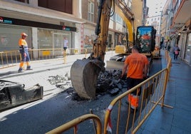 Los operarios trabajan en la sustitución del colector de la calle Macías Picavea.