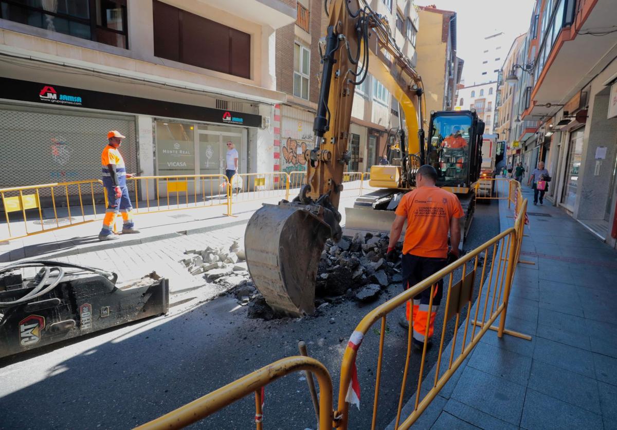 Los operarios trabajan en la sustitución del colector de la calle Macías Picavea.