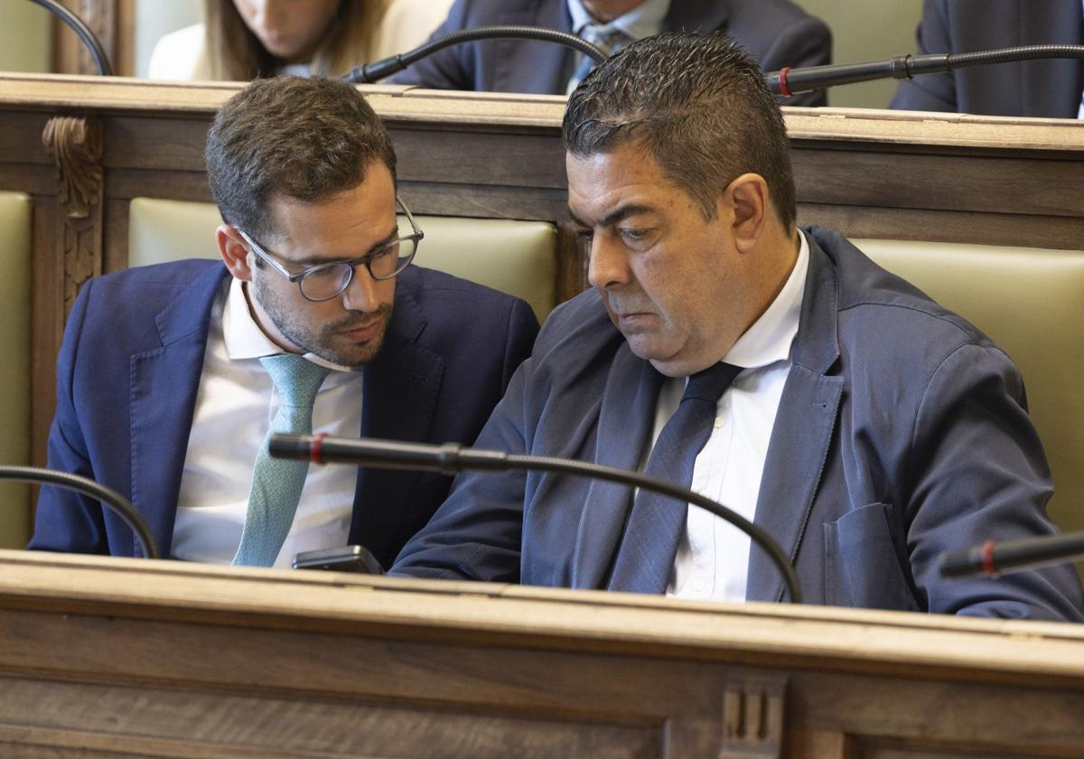 Los concejales populares Rodrigo Nieto y Alberto Gutiérrez durante el pleno de este lunes.