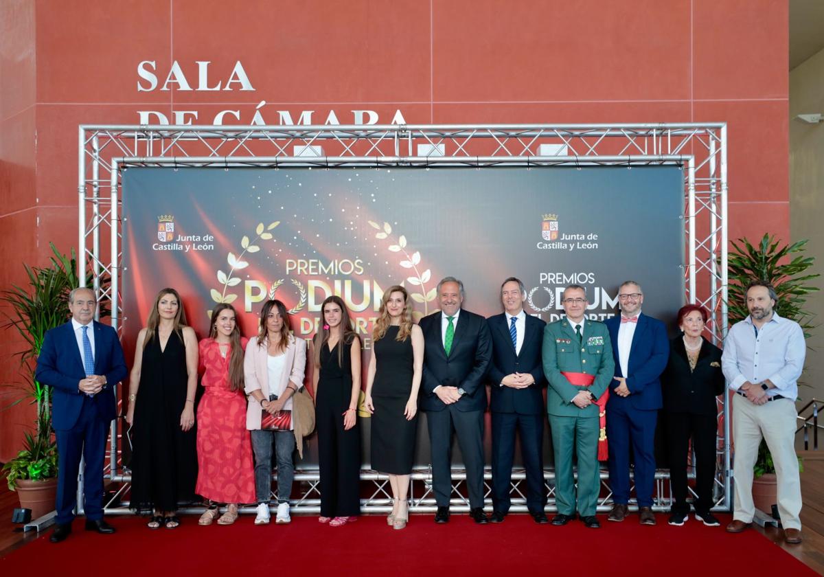 Premiados y representantes institucionales, antes de la gala de los Premios Pódium, en el Auditorio Miguel Delibes de Valladolid.