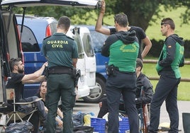 Los equipos de rescate, listos para su intervención. A la derecha, imagen de Paloma Bombín.