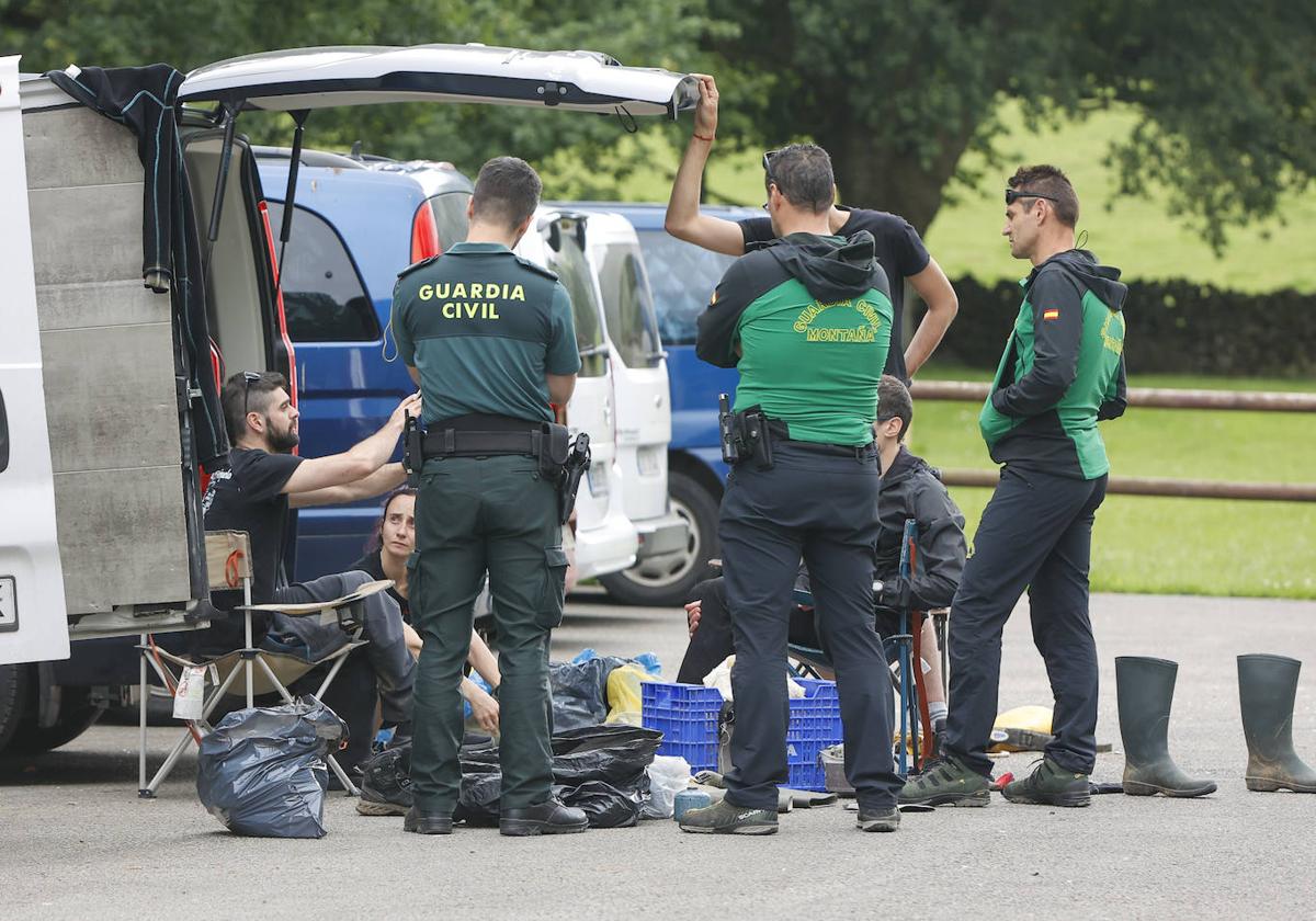 Las imágenes de la exitosa búsqueda de una vallisoletana y su pareja en una cueva de Cantabria