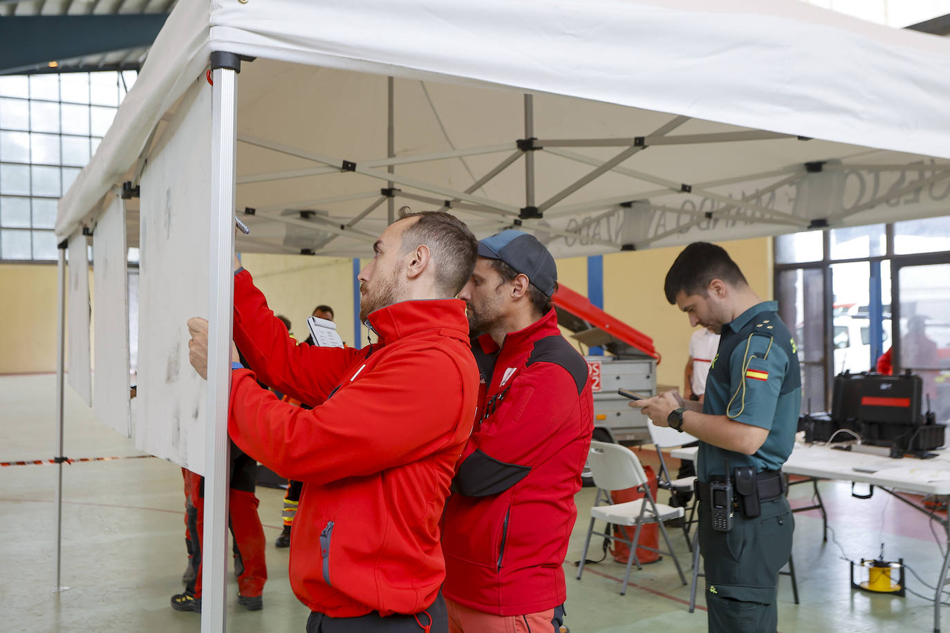 Dos equipos de rescate, uno por cada acceso, trataron de localizar a la pareja de espeleólogos en la cueva de Soba.