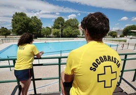 Socorristas en la piscina de Canterac, en Valladolid.