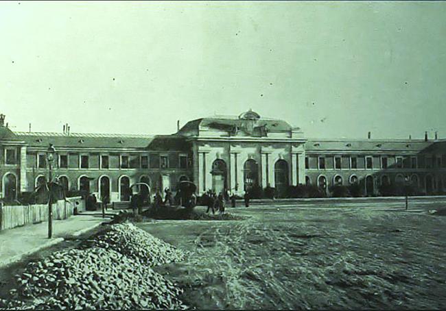 La estación de ferrocarril del Norte, con la urbanización de la explanada situada por delante.