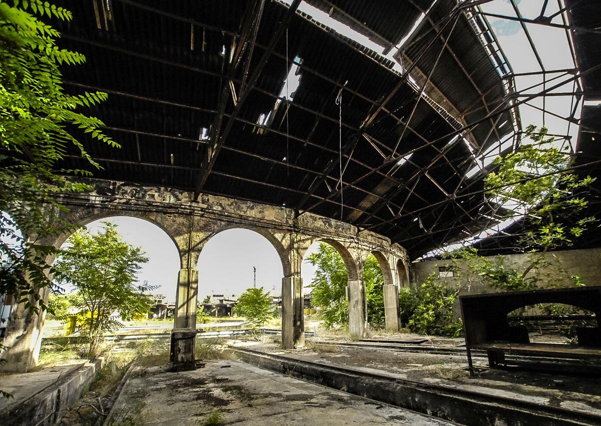 Imagen secundaria 1 - La estación en una postal histórica fechada hacia 1910 / El depósito de locomotoras, ejecutado según el proyecto de Ricour / La marquesina, los andenes y las vías de la estación en los años 70 del siglo XX