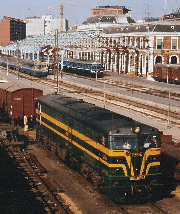 Imagen secundaria 2 - La estación en una postal histórica fechada hacia 1910 / El depósito de locomotoras, ejecutado según el proyecto de Ricour / La marquesina, los andenes y las vías de la estación en los años 70 del siglo XX