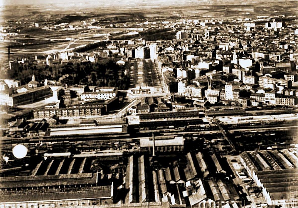 Imagen principal - Fotografía aérea de la Acera de Recoletos, la plaza de Colón, la estación y los talleres ferroviarios, en los 60 del siglo XX / La fábrica de gas existente junto a la calle de la Estación, en 1903 / Plano de la alineación y apertura de nuevas calles entre Panaderos, Acera de Recoletos, el Campo Grande y la calle Estación, fechado en 1880.