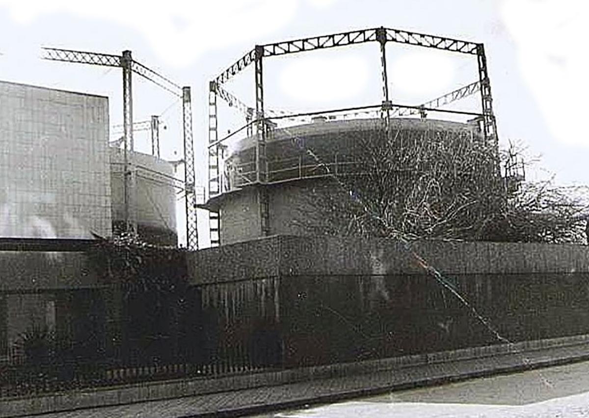 Imagen secundaria 1 - Fotograma aéreo del Campo Grande y de los conventos existentes junto al paseo de Filipinos / Los depósitos de gas ubicados junto a la plaza de Colón, en los años 70 del siglo XX / La calle de la Estación, en los años 80 del s. XX