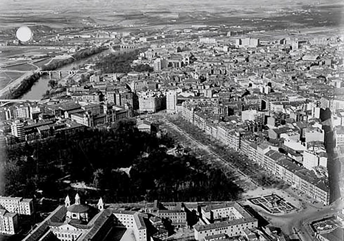 Imagen principal - Fotograma aéreo del Campo Grande y de los conventos existentes junto al paseo de Filipinos / Los depósitos de gas ubicados junto a la plaza de Colón, en los años 70 del siglo XX / La calle de la Estación, en los años 80 del s. XX