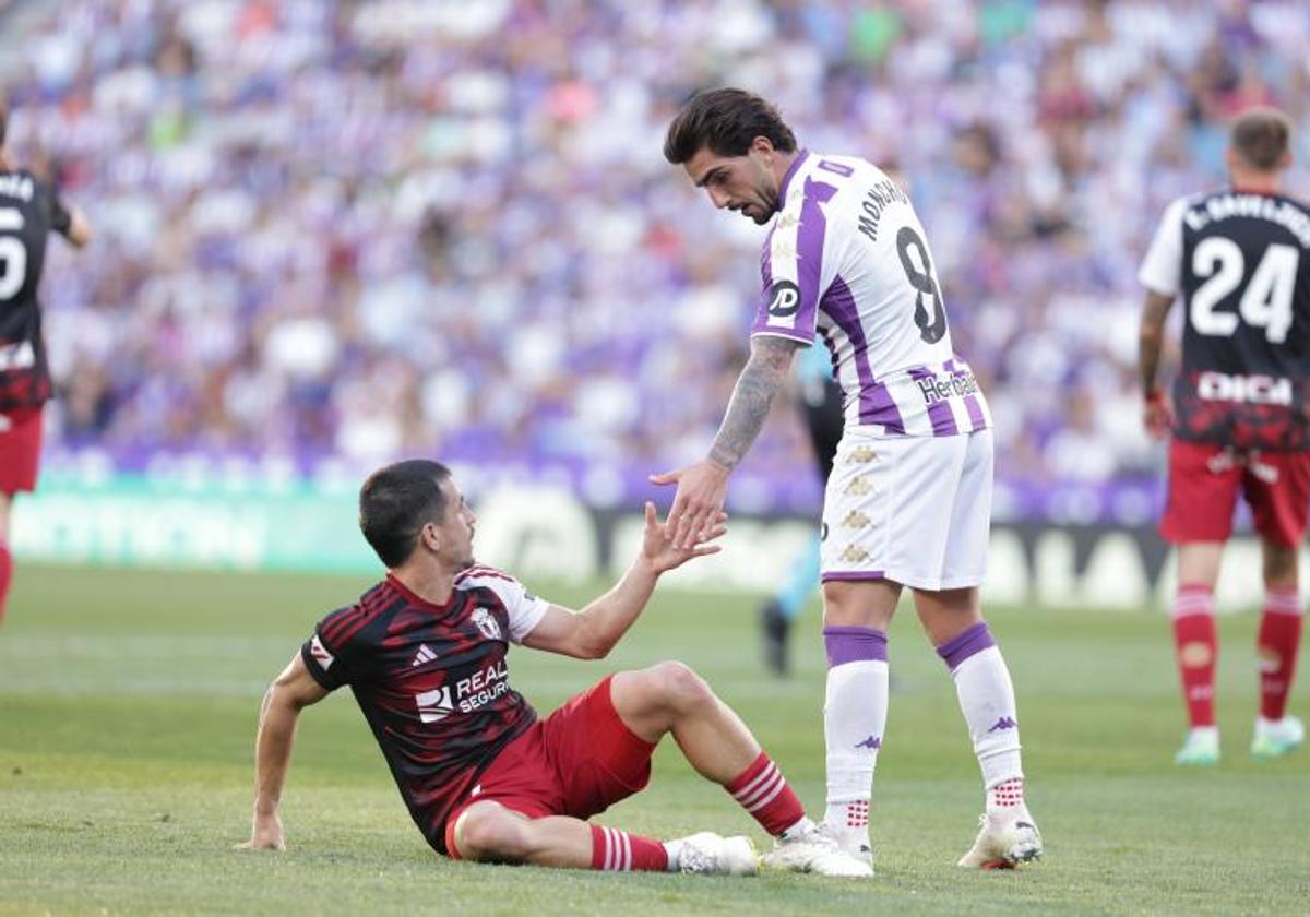 Monchu ayuda a un jugador rival durante el Real Valladolid-Burgos CF de la pasada temporada en Zorrilla